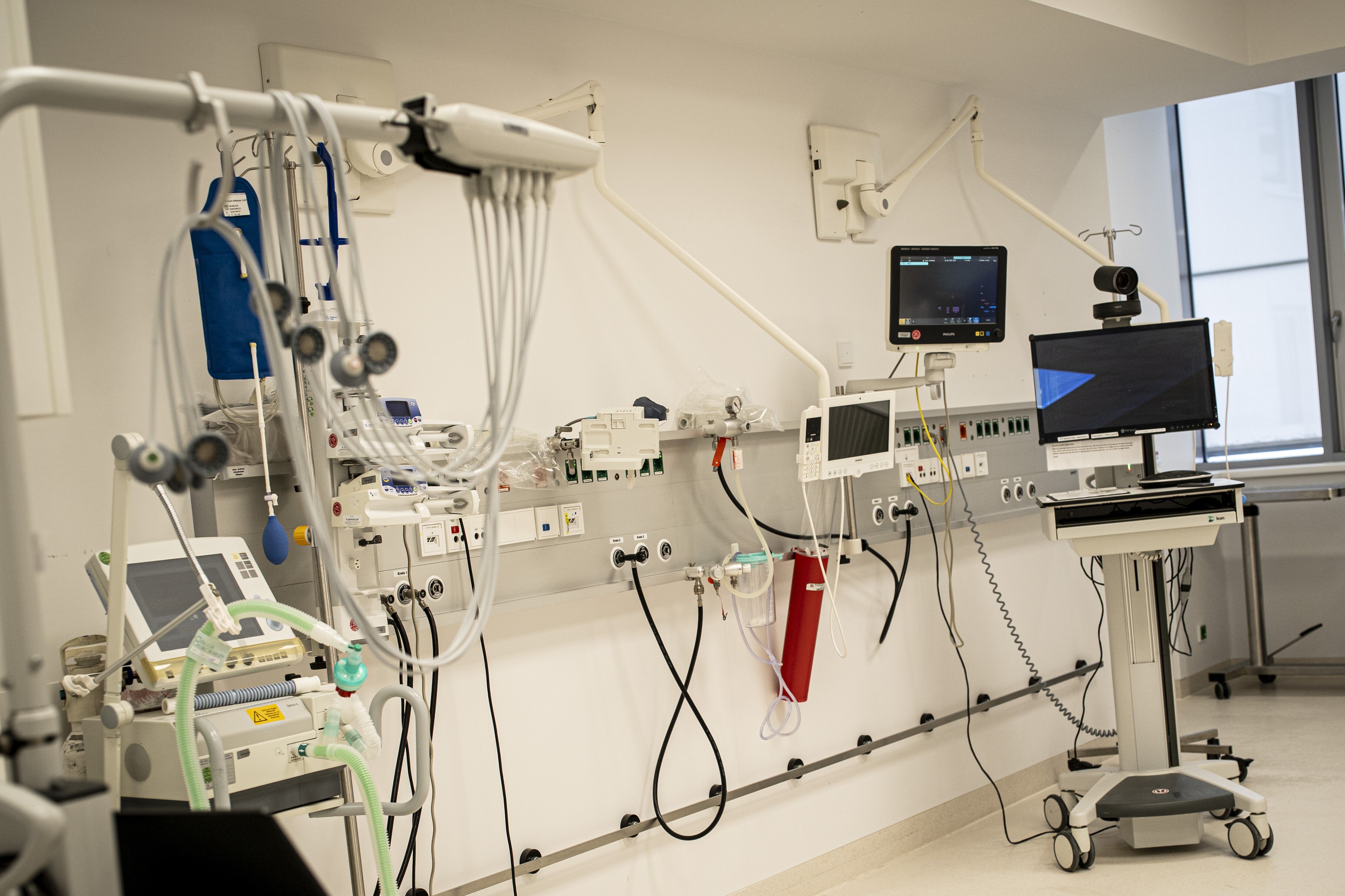 Klinikraum mit Monitoren, Beatmungs- und Überwachungsgeräten an der Wand